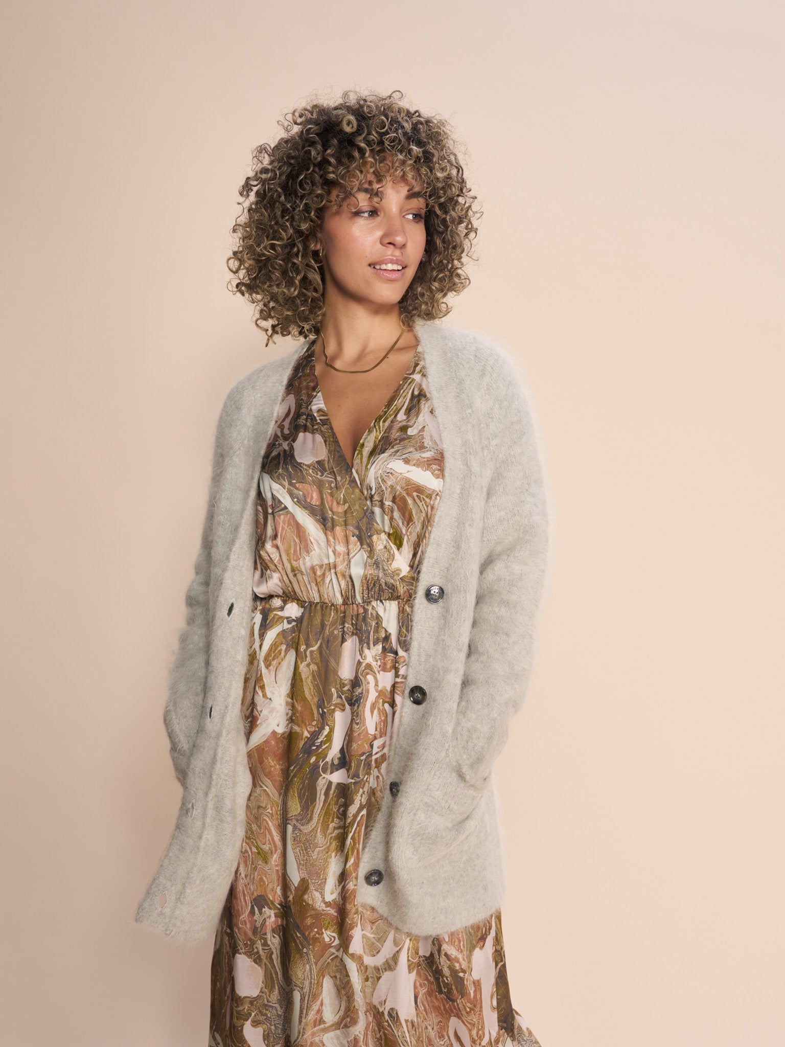 Modelshot / Quiet Gray / Detail